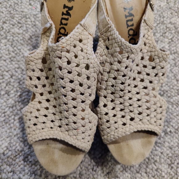 Adorable Mudd sandals. Adjustable strap Light beige in color. Size 8 - Picture 2 of 4